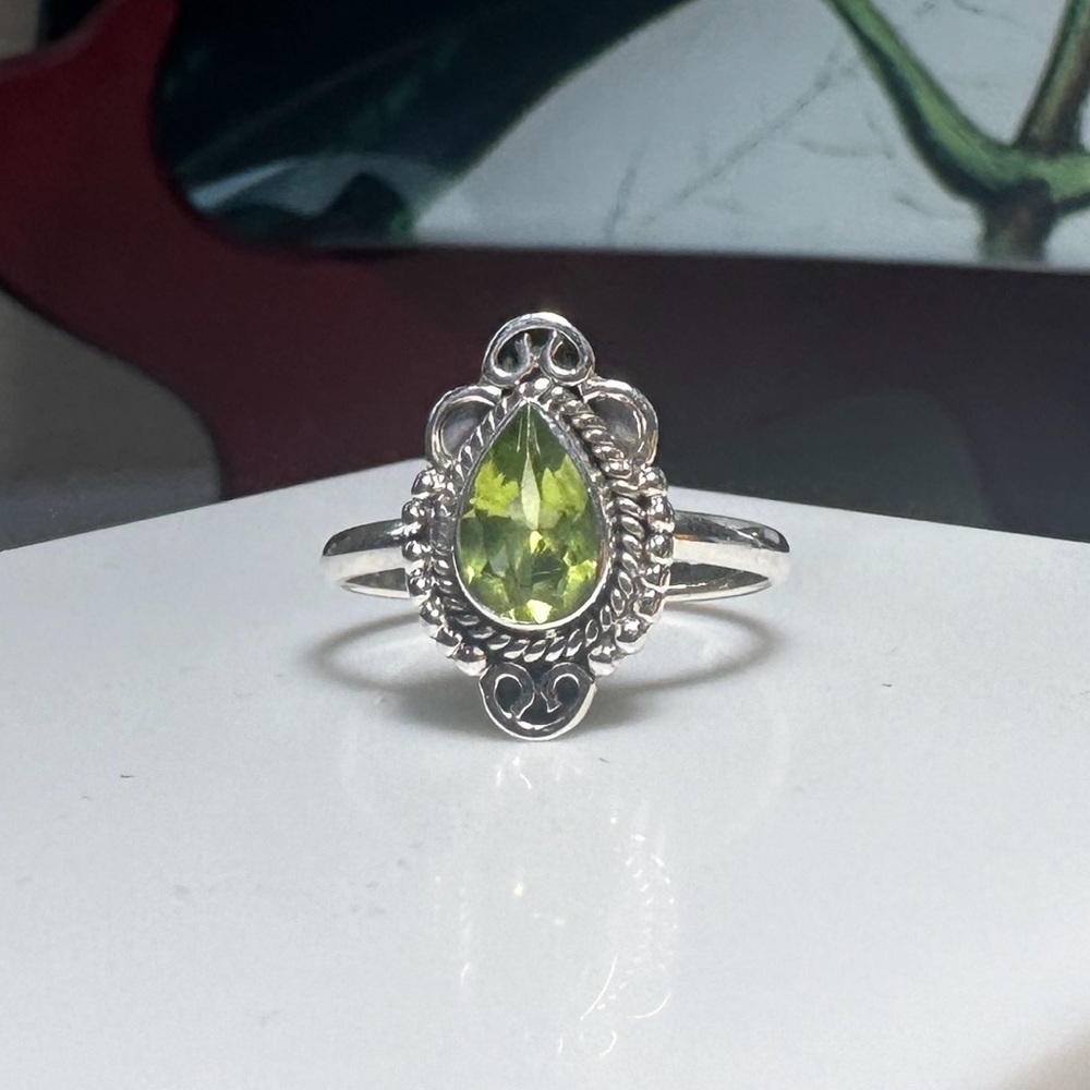 New Stunning peridot & SS with scroll detail Sz 6.5